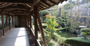 山の近くの寺1